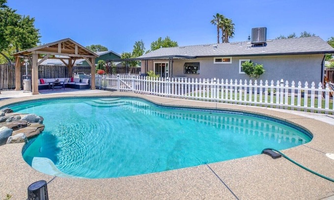 Sacramento House | Cute and sunny vacation rental home in Sacramento.