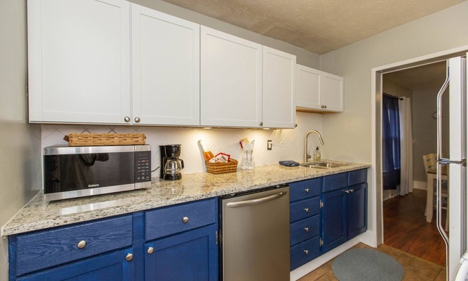 South Bend House | Cute As a Bug's Ear & 4mi to Notre Dame Stadium - Huge Back Yard!