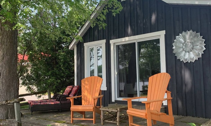Bobcaygeon Cabin | Cute as a button in Bobcaygeon! nWatch boats coming and going through Lock 32.