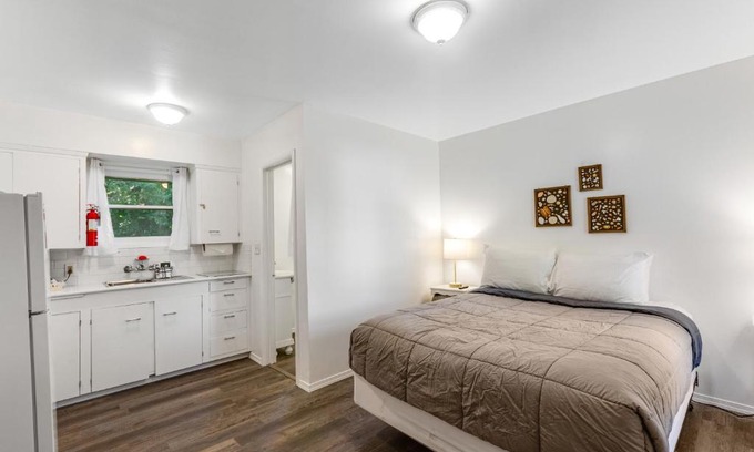 Nahcotta Hotel | Cute as a Clam Cottage Room 2