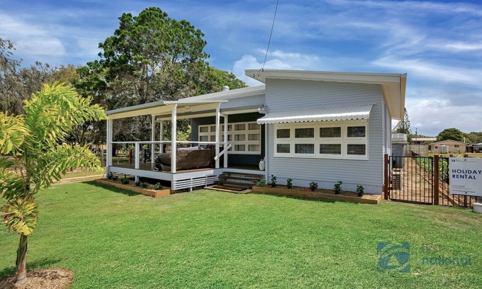Woodgate House | Cute Beach Cottage with Ocean Views