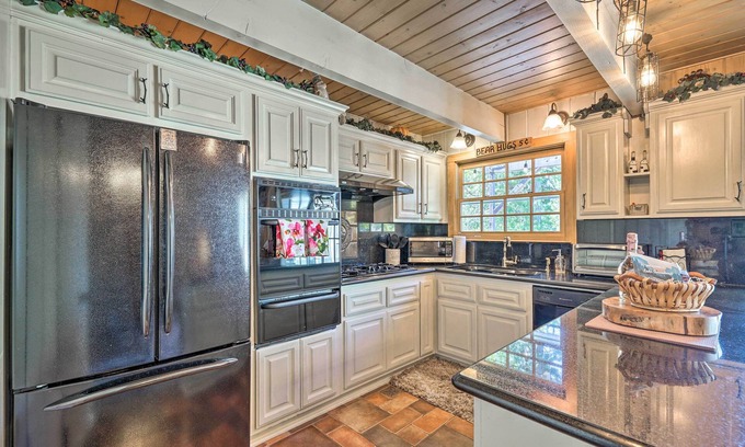 Cedar Glen Cottage | Cute Cabin + Deck < 2 Mi to Lake Arrowhead Village