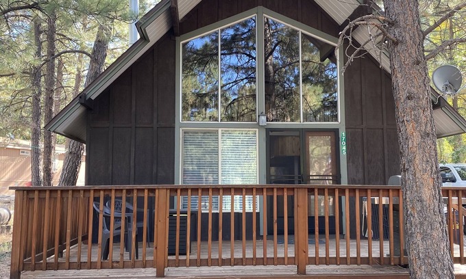 Munds Park Cabin | Cute cabin on quiet lot with lots of pines Dog Friendly
