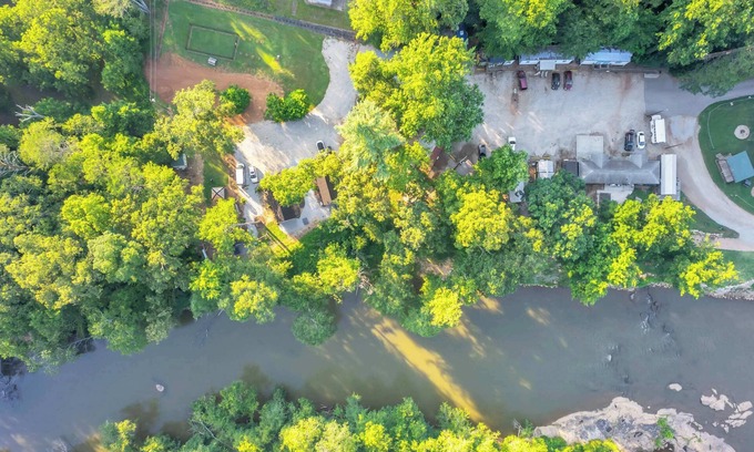 Greenville Cabin | Cute Cabin on the River, 6 Min to DT, Sleeps 4