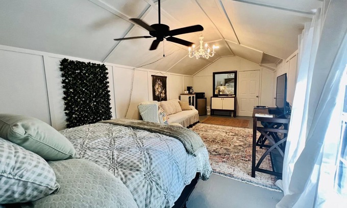 Kennard Cabin | CUTE CABIN, PRIVATE HOT TUB, QUEEN BED, SMALL TOWN, 4 MILES TO RATCLIFF LAKE