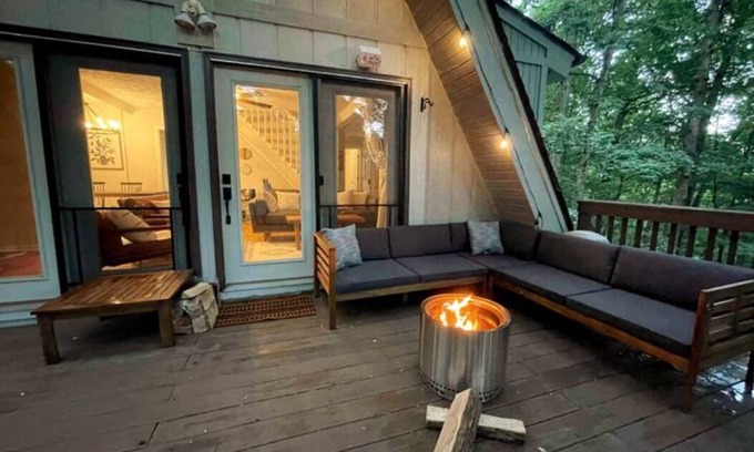 Linden Cabin | Cute cabin retreat near Shenandoah National Park and pet friendly!
