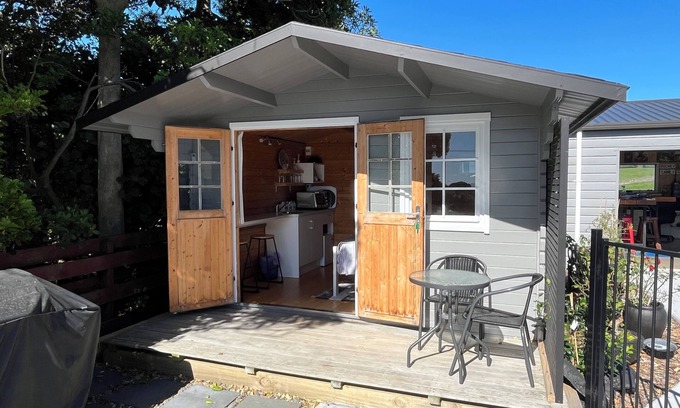 Waihi Beach Cabin | Cute cabin with sea views and oh so close to the beach.