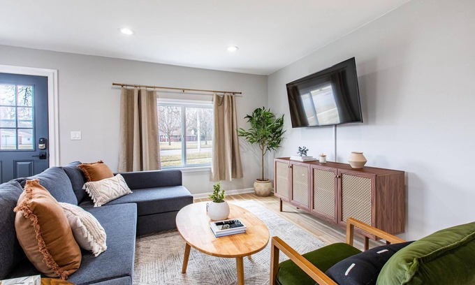 Melvindale House | Cute, Chic & Updated Melvindale Cottage!