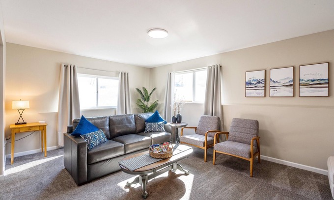 Taku - Campbell House | Cute & Close to Dining, Trails, Shopping, Airport! Perfect Anchorage location!