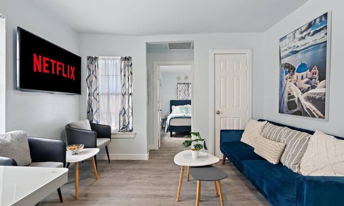 Cedar Crest Apartment | Cute & comfy 10min to Downtown (15 steps)