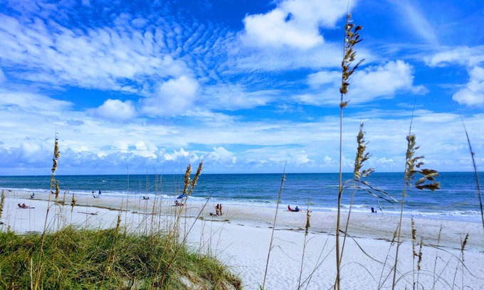 Atlantic Beach Apartment | Cute Condo - great pool, 3-min walk to the Ocean, free cable & wifi!
