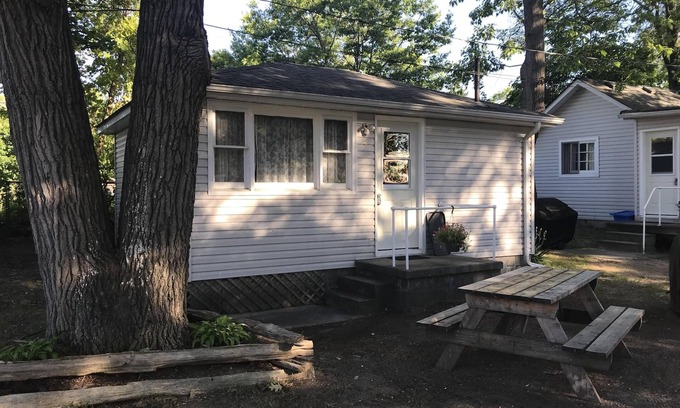 Wasaga Beach Cottage | Cute Cottage, 2 min Walk to Beach, BCC #2