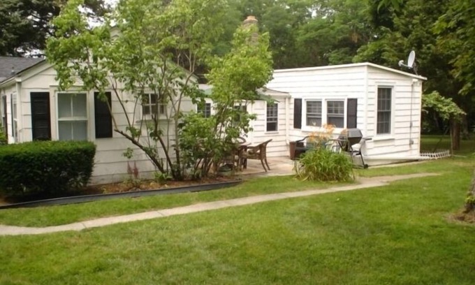 Southold Cottage | Cute Cottage Apartment Near town, beaches and vineyards (WBH)