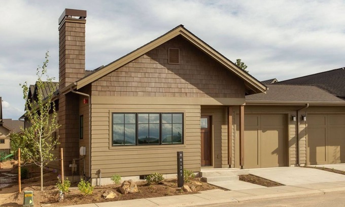 Bend House | Cute COTTAGE for family fun ~ hot tub + firepit ~ near park ~ resort pool ~ BEND
