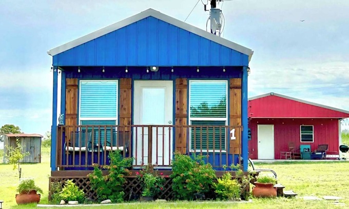 Carmine House | Cute cottage just 5 minutes to Round Top!