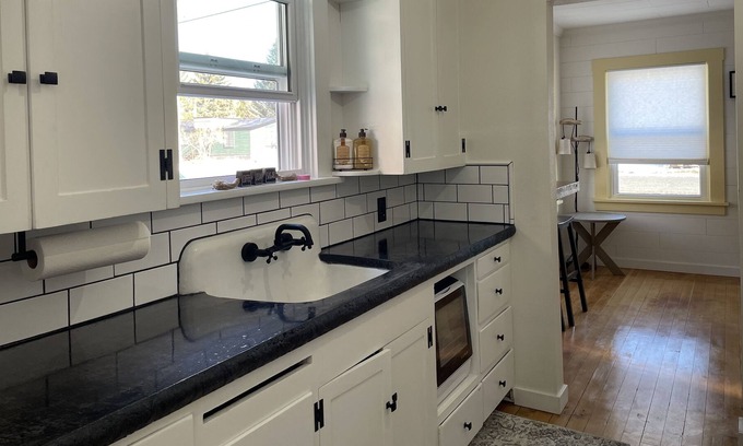 Burns House | Cute Cottage just blocks from downtown