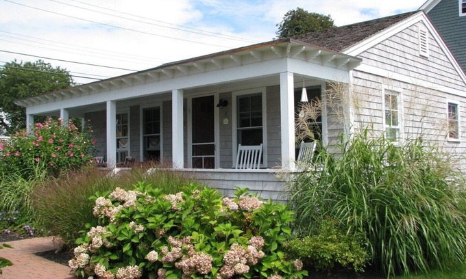 Newport East Cottage | Cute cottage located between First and Second Beaches.