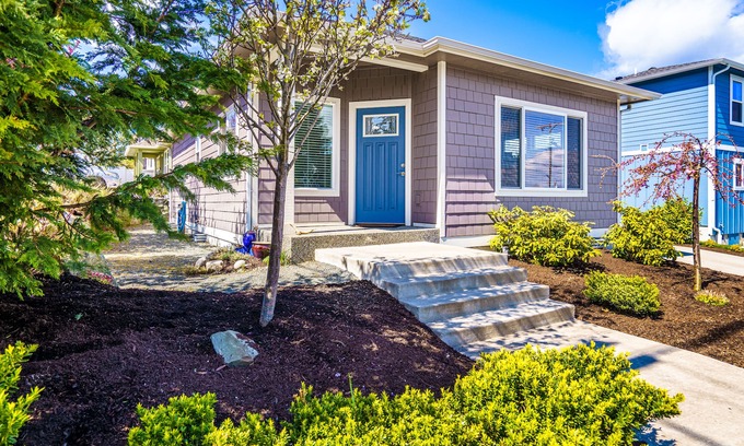 Anacortes House | Cute cottage, peek-a-boo view close to everything Anacortes has to offer.