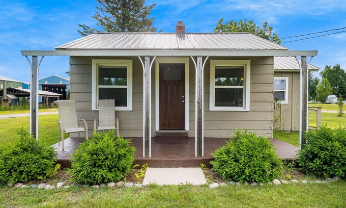 Arcadia House | Cute cottage - walk to beach and nature preserve - budget-friendly, washer/dryer