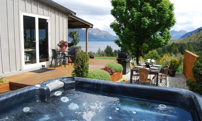 Closeburn Cottage | Cute Cottage with Hot Tub & Uninterrupted Lake Views