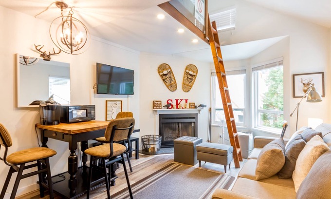 Whistler Creekside Condo | Cute & Cozy 1 bed, Ski in/Out, No Car Needed!