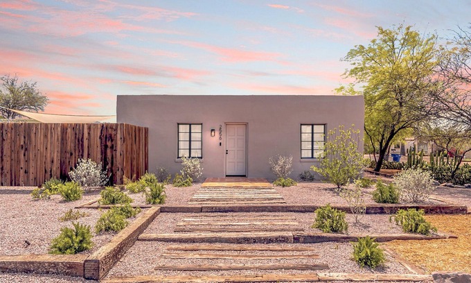 Blenman-Elm House | Cute & Cozy 2BR/1BA Adobe w Firepit Near UA & UMC - Low Summer Rates! π‘π΅π