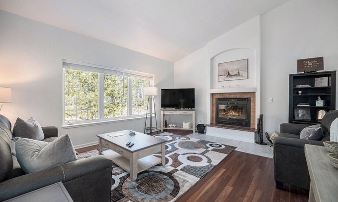 Black Hawk House | Cute & Cozy 3 Bedroom Home w/Hot Tub and complimentary Gift Basket