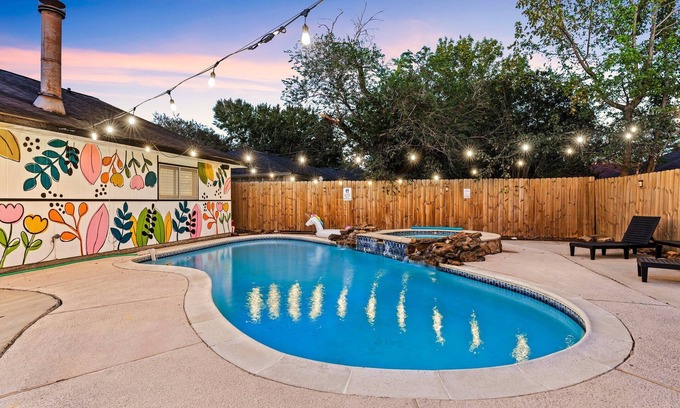 Spring House | Cute & Cozy 3BR, 2bath w POOL