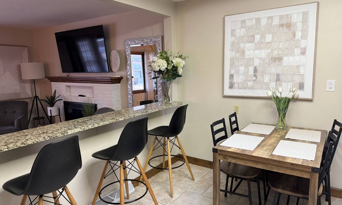Dubuque House | Cute & Cozy 4 Bedroom 2 Bath Ranch House EXCELLENT SAFE located in center of DBQ