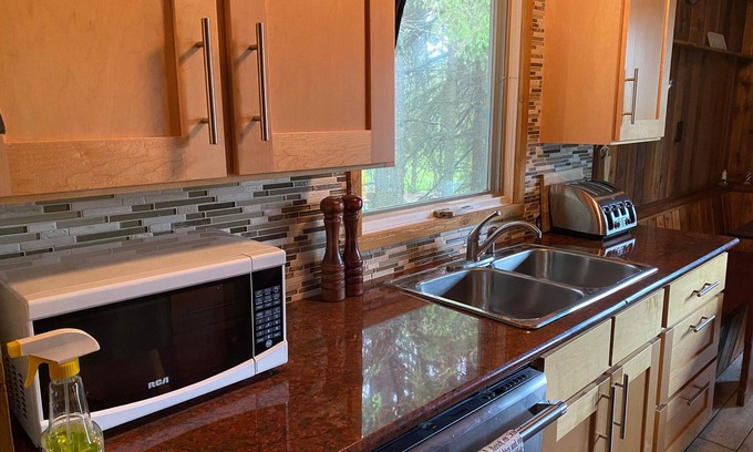 Markerville Cabin | Cute & Cozy Cabin- walking distance to the lake!