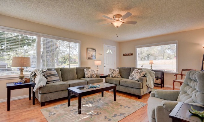 Oak Harbor Cottage | Cute, Cozy & Comfortable Cottage Conveniently Located In The Heart Of Town.