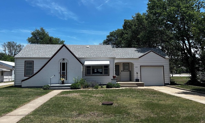 Wilson House | Cute cozy full home fenced back yard spacious parking near lake