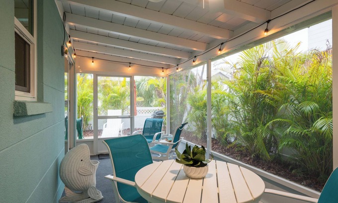 Anna Maria Condo | Cute & cozy getaway at north end of Anna Maria Island. 5-min walk to the beach!