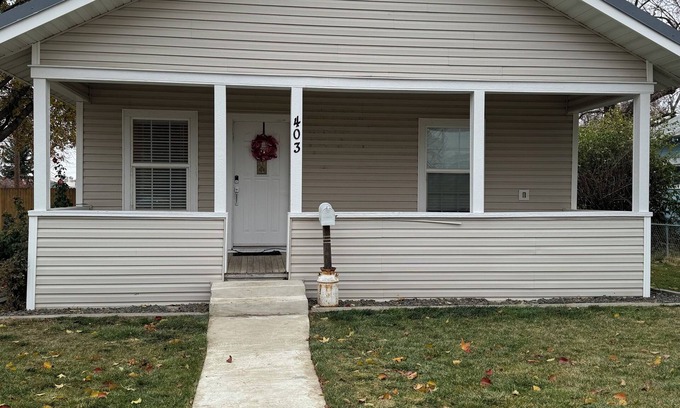 Emmett House | Cute & Cozy home walking distance to downtown