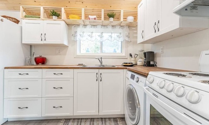 Collingwood House | Cute Cozy Hudson Bay style house 2 bedroom in ski country