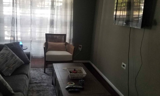 Lake Ridge House | Cute & Cozy Lake Ridge Townhouse