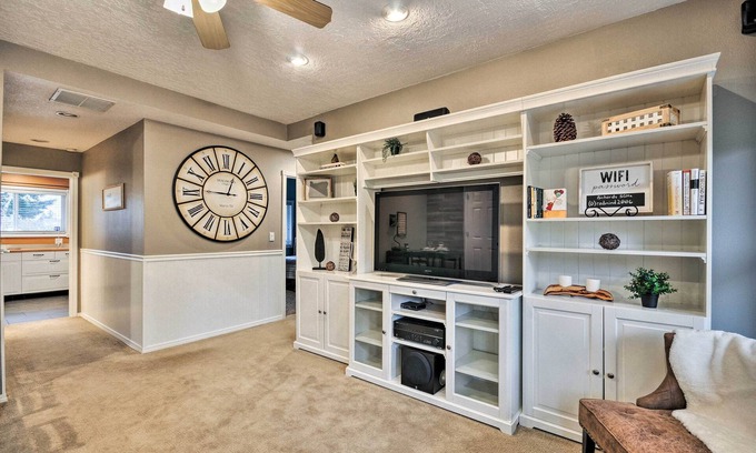 Boring House | Cute & Cozy PDX Area Townhouse: 31 Mi to Mt. Hood!