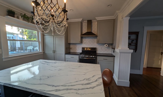 South Park House | Cute Craftsman Home - No cleaning fees, no chores!