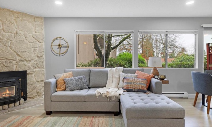 Kent Apartment | Cute Delightfully Remodeled Spacious Condo condo
