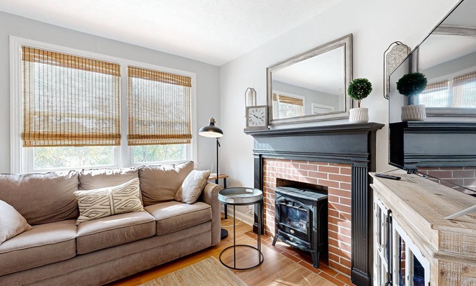 South Nashville House | Cute dog-friendly cozy one bedroom apartment w/full kitchen, WiFi, streaming TV