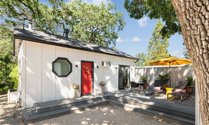 St. Helena Cottage | Cute Downtown Saint Helena Wine Country Cottage!