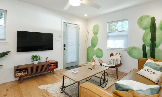 Blackshear-Prospect Hill House | Cute East Austin Bungalow - Next to Downtown