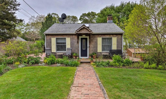 Springs House | Cute East Hampton Cottage with Patio - Walk to Beach