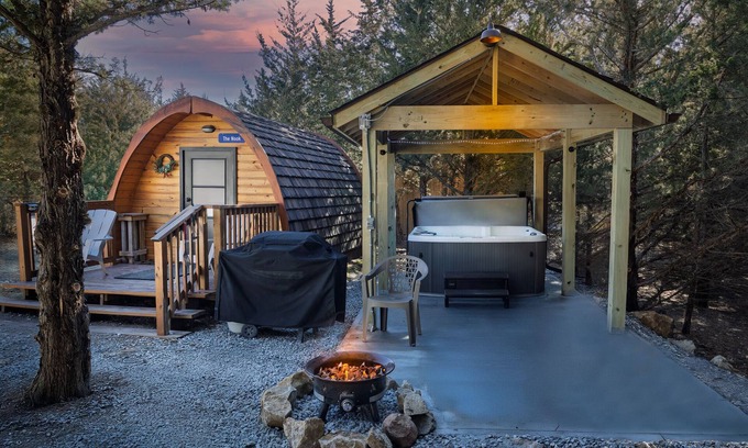 Ashland Cabin | Cute European Bungalow Cabin w/Hot Tub. 1 Double Bed and Pet Friendly!