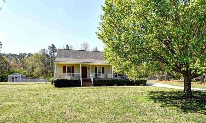 Johnston County House | Cute, family-friendly, country bungalow