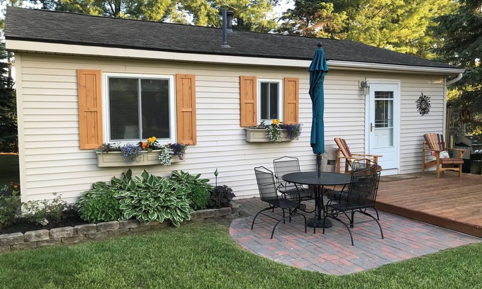 Traverse City Cottage | Cute fully furnished cottage w/shared frontage on Silver Lake , Traverse City!