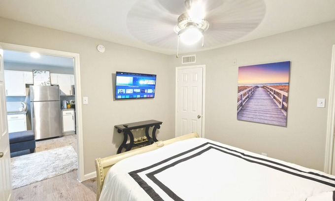 Spring Branch West Apartment | Cute Getaway - W. Houston, Galleria, Spring Branch ❤️