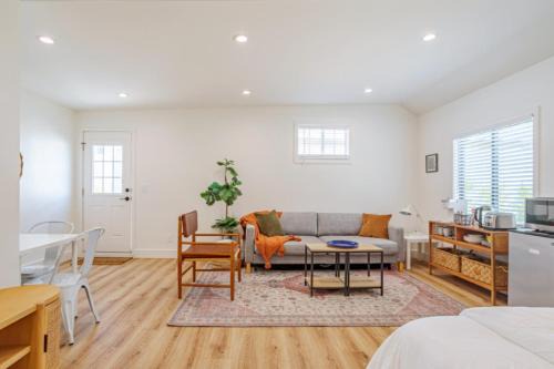 Valley Glen House | Cute Guest Studio near Universal Studios sleeps 4