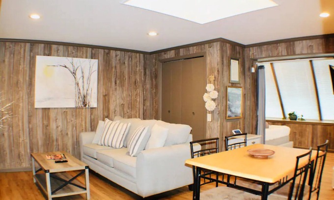 Cleveland House | Cute Guesthouse, 4mi from Lee University, sleeps 4, new deck w/fire pit, grill