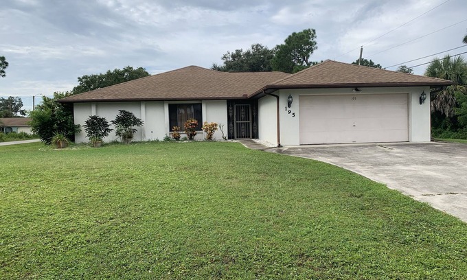 South Venice House | Cute home, close to beaches. Fishing equipment, golf clubs, bicycles supplied.